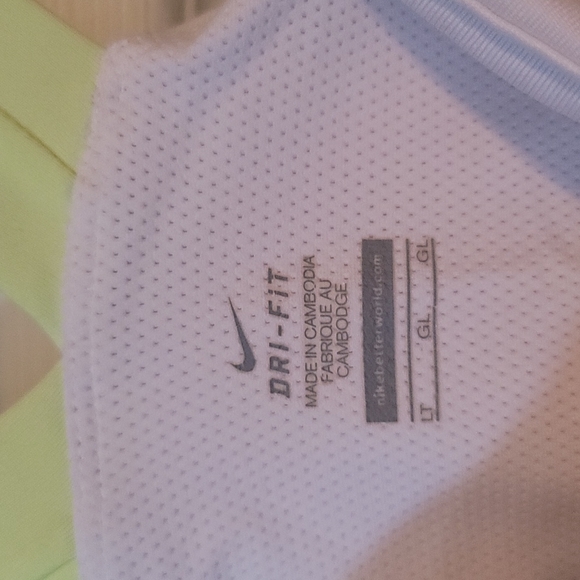 Nike Large dri-fit workout tank with built in bra - Picture 3 of 7